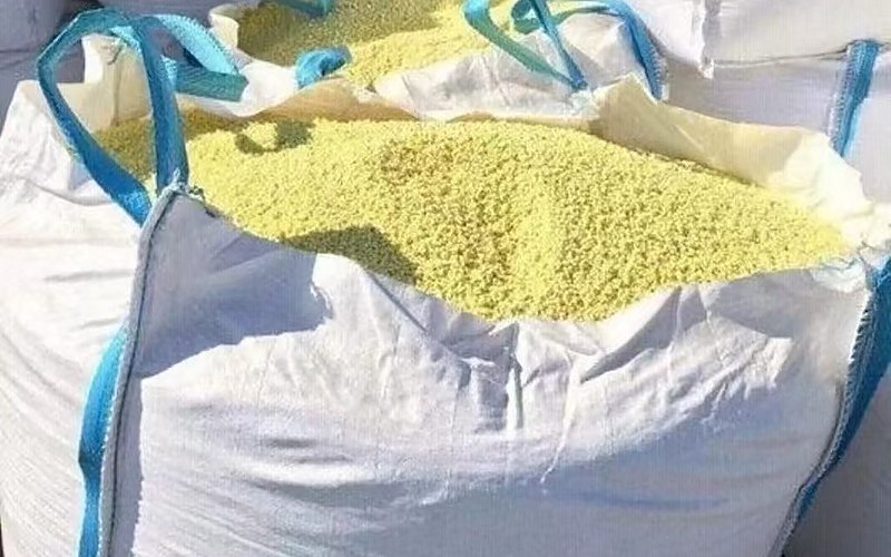 Bright yellow sulphur in 1-ton jumbo bags — bulk warehouse